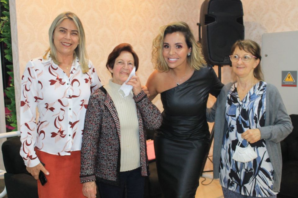 Renata Banhara com convidados da Clínica Virtuosa Tatuapé - Foto: Renato Cipriano / Divulgação