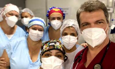 Dr. Rogério Welbert Ribeiro junto de parte de sua equipe da UTI-Covid no Hospital de Campanha de Araraquara