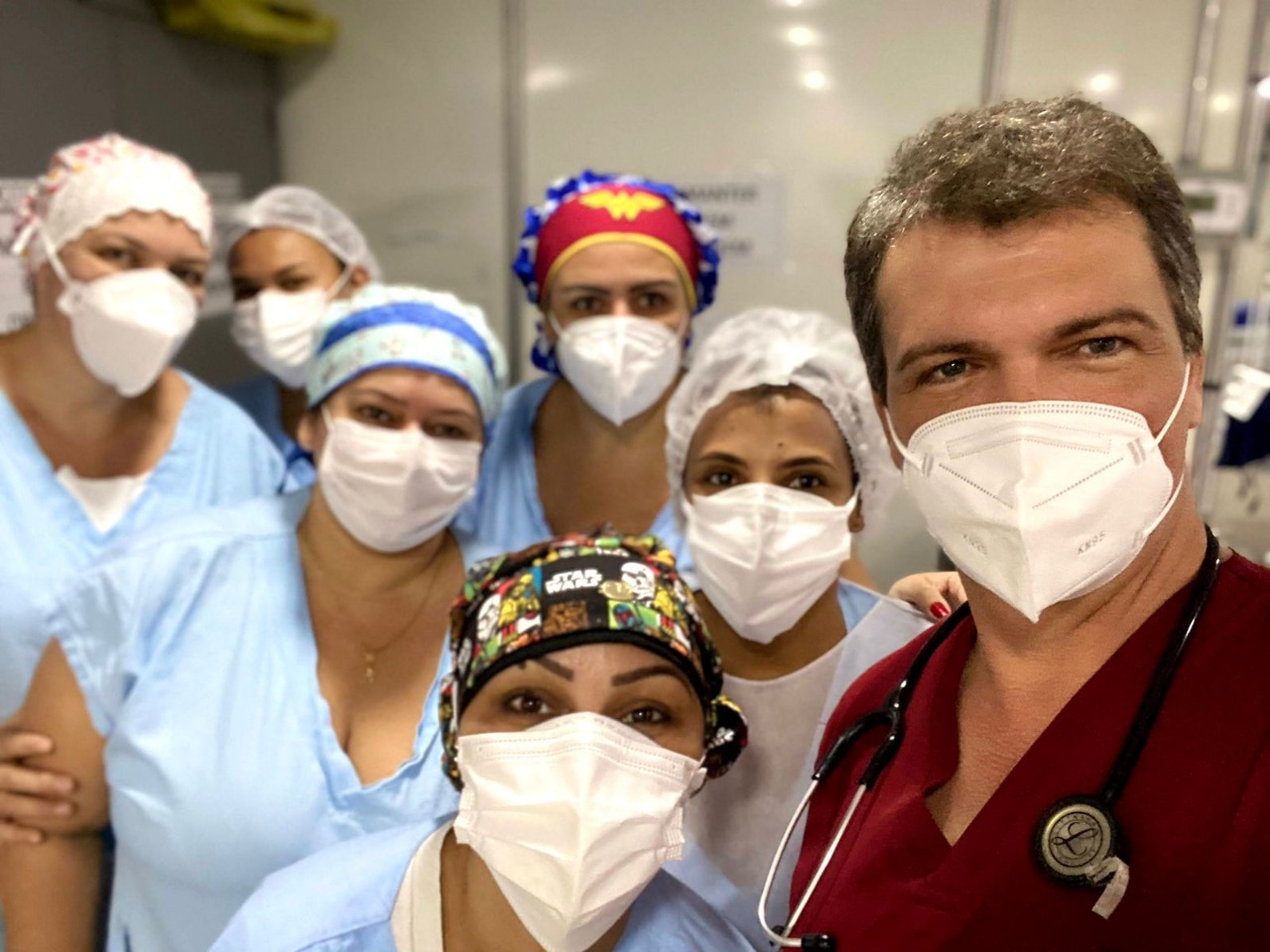Dr. Rogério Welbert Ribeiro junto de parte de sua equipe da UTI-Covid no Hospital de Campanha de Araraquara