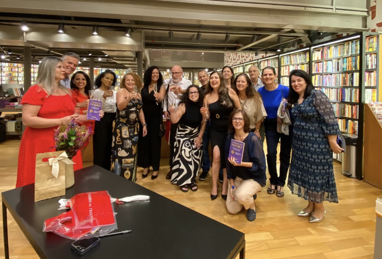 Ana Costa na sessão de autógrafos do Livro A Tríade do Futuro